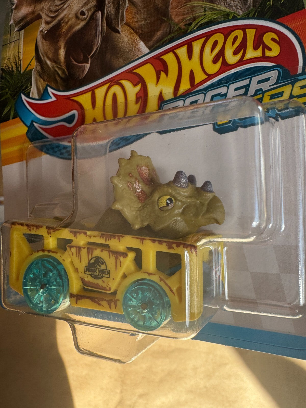 Triceratops Jurassic World Rebirth - Racer Verse - Hot Wheels - Mattel NEW